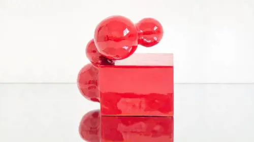 Beatrice Gallori coglie l'essenza della natura (in forme rosse)