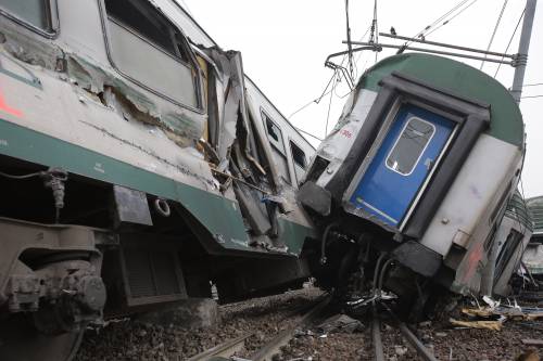 Treno deragliato, 4 operai Rfi sorpresi nell'area sequestrata