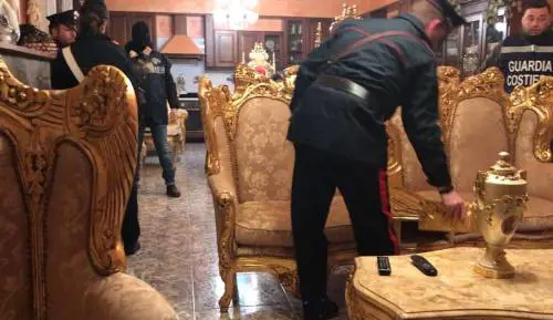 Lo stile Suburra imita il Re Sole È il segno kitsch del comando
