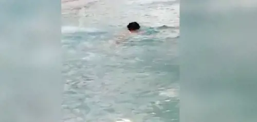Si spoglia e si getta nuda nella fontana di Piazza Navona