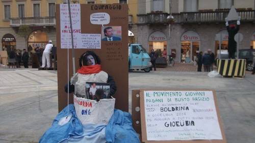 Fantoccio di Boldrini bruciato, ora la sinistra processa Salvini: "È un pericolo"