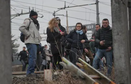 Perquisizioni a Trenord e Rfi dopo il treno deragliato a Pioltello
