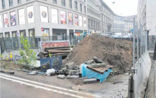 "Il cantiere di San Babila va smantellato". Ora il Comune ci pensa