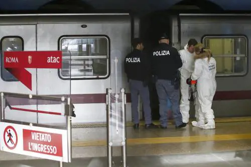 Roma, paura in metro: a Barberini la scala mobile si accartoccia