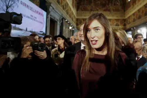 Boschi paracadutata a Bolzano. L'ira dei partiti locali: "Errore capitale"