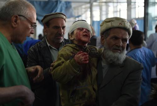 Kabul, una nuova esplosione: i talebani firmano il massacro
