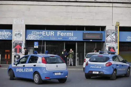 Roma, donna spinta sotto metro. L'uomo fermato: "Me lo ha detto Dio"