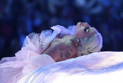 Lady Gaga sexy ai Grammy 2018