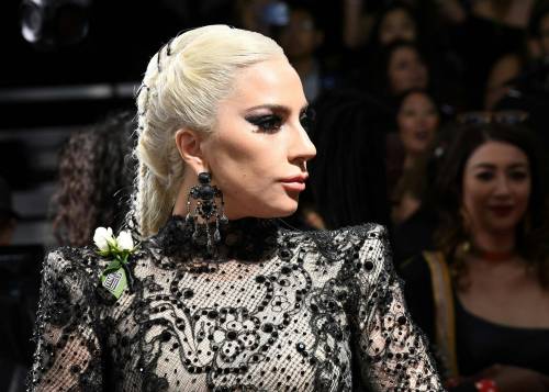 Lady Gaga sta male e annulla 10 concerti