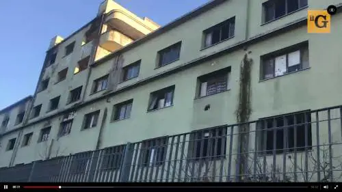 Roma, incendio in una ex fabbrica occupata di San Basilio