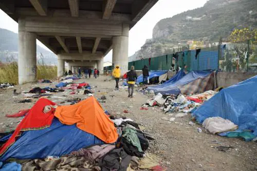 Migrante affetto da Tbc ricoverato d'urgenza:  viveva sul greto del fiume