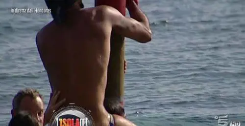 Isola dei Famosi, Amaurys Pérez perde il costume in diretta