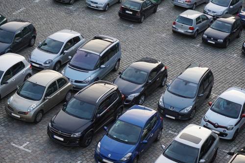 Sesso tra le auto di un parcheggio: multa da 10 mila euro a testa