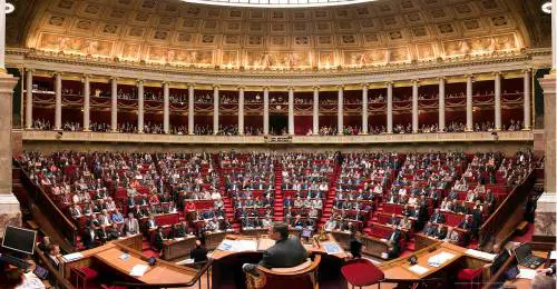Nella Francia di Macron ora è vietato ostentare simboli religiosi in Parlamento
