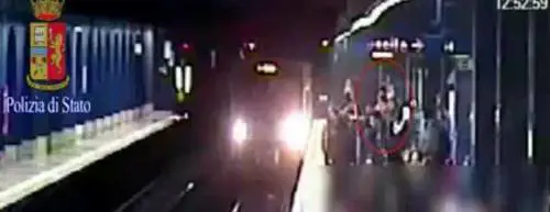 Badante finisce sotto la metro Il video della spinta sui binari