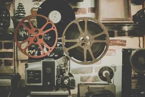 Chiude l'ultimo cinema porno a Parigi: colpa del web