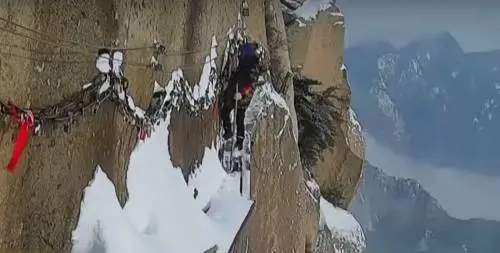 Spazzino equilibrista: ecco il lavoro più rischioso al mondo