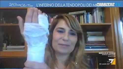 Giornalista di La7 aggredita nel centro di Rosarno:  "Migrante mi ha inseguita con un martello"