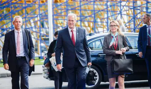 Gb, il ministro arriva in ritardo: "Scusate, mi dimetto"