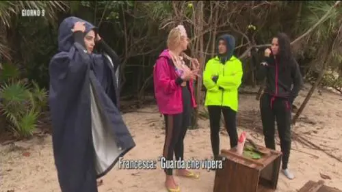 Isola dei Famosi, furibonda lite tra Cipriani e Capriotti: "Mi vergogno a starti vicino"