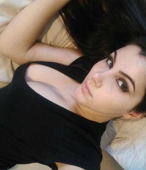 Valentina Nappi sensuale a letto