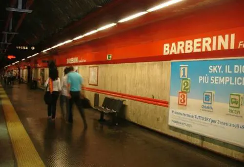 Roma, fascette di metallo usate per riparare metro Barberini