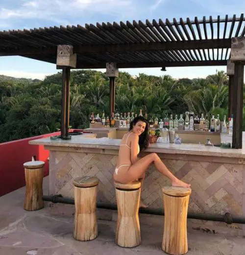 Kourtney Kardashian nuda al mare