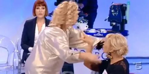 Uomini e Donne, Tina e Gemma vanno (quasi) alle mani: "Ti strozzo, gallina"