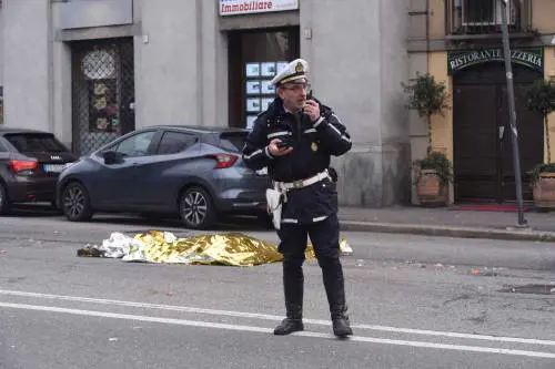 Torino, anziana investita e trascinata da un pirata della strada