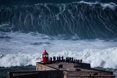 I miracoli accadono a Nazaré. Surfer in fila per l'onda gigante