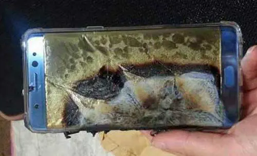 Esplode telefono in carica, 12enne perde un dito e la vista da un occhio