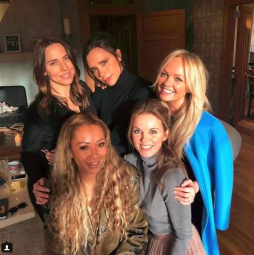 Le Spice Girls sono tornate: la foto di gruppo con il manager