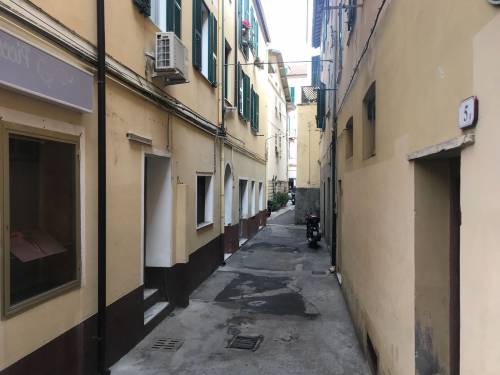 "Dammi il tuo tablet", poi tenta di violentarla: è caccia a uno straniero