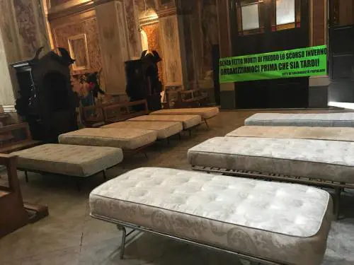 A Napoli i centri sociali occupano anche le chiese