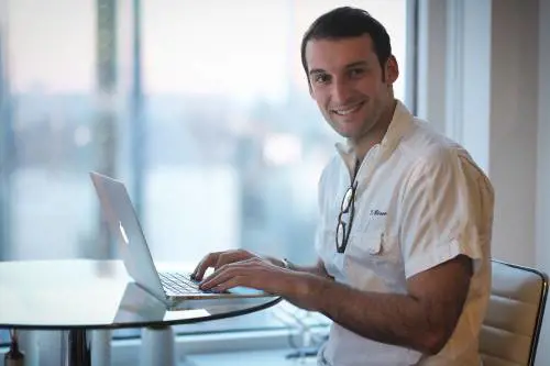Forbes sceglie i migliori. C'è un italiano under 30 che ricostruisce sorrisi