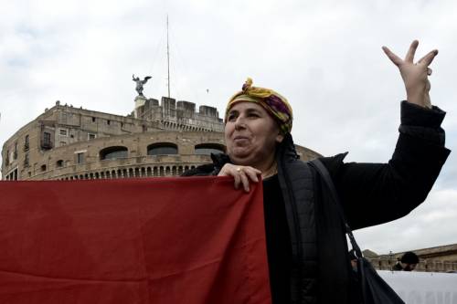 Una manifestante con la bandiera del Pkk a Castel Sant'Angelo