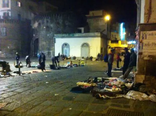 Dopo lo sgombero, ritorna il suq della "monnezza" all'ingresso di Napoli