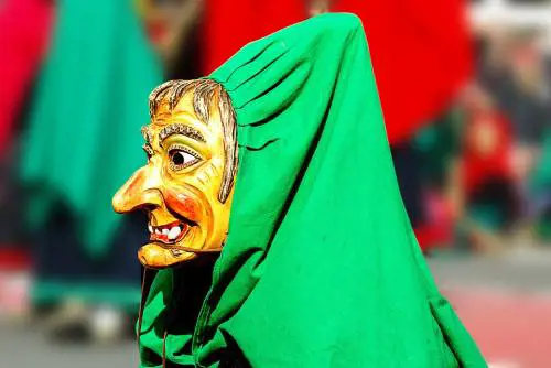 Carnevale, due 'streghe' gettano ragazza in un calderone d'acqua bollente