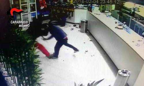 Coltelli e colpi di karate Rapina da film al sushi bar di Segrate