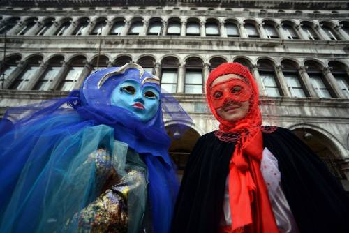 Venezia, prete nega la Comunione alla fedele vestita da Carnevale
