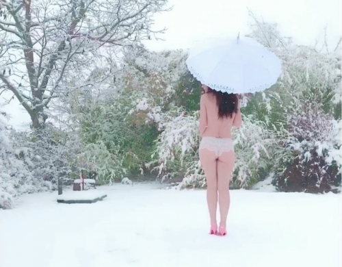 Naike Rivelli nuda sotto la neve