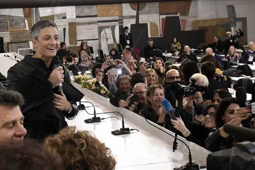 Sanremo, la scaletta di stasera E Fiorello scherza sulla Pausini