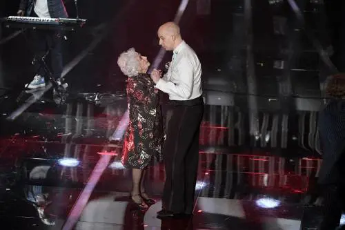 Sanremo, "Lo Stato Sociale" e la "vecchia che balla"