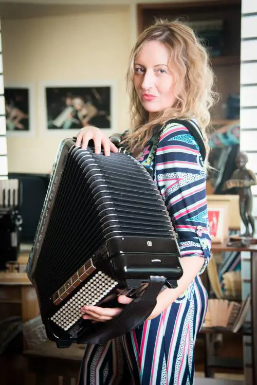 "Ho sfidato i pregiudizi e i divieti di papà: ha vinto la fisarmonica"