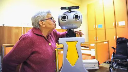 In Giappone più anziani e meno badanti L'assistenza alla terza età in mano ai robot