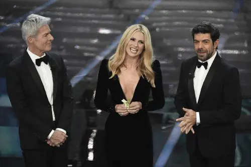 Sanremo, Baglioni litiga col papillon e la Hunziker lo aggiusta