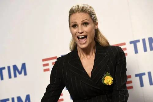Sanremo, la Hunziker rivela: "I primi fiori da Piersilvio Berlusconi"