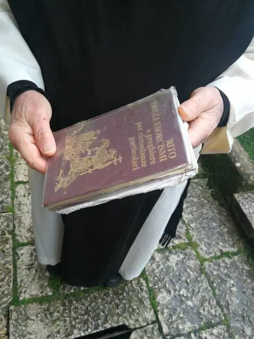 I due frati "sfrattati" non lasciano il santuario: "Vengano i carabinieri"