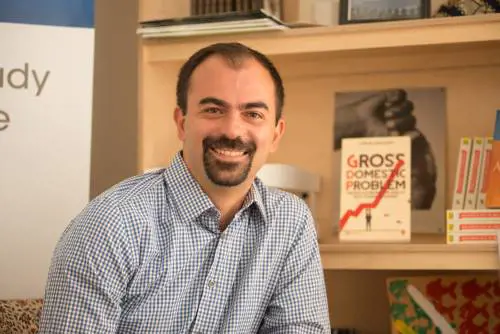 Fioramonti e la tassa sui voli aerei: "Così finanziamo la scuola"