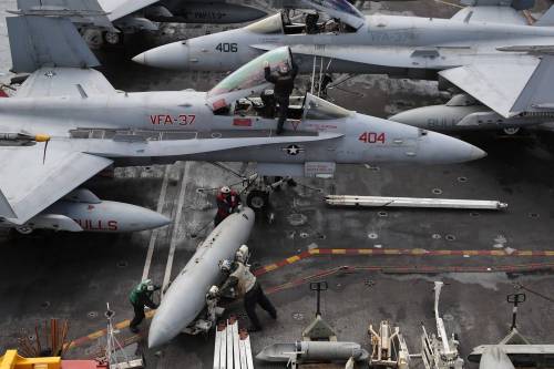 Siria, le bombe dei caccia Usa uccidono 100 soldati di Assad